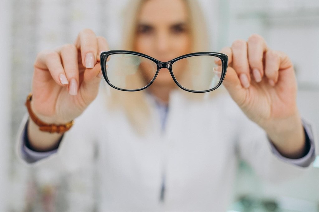 4 cosas que arruinan tus gafas sin que te des cuenta