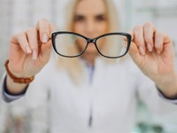 4 cosas que arruinan tus gafas sin que te des cuenta