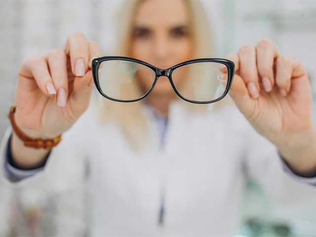 4 cosas que arruinan tus gafas sin que te des cuenta
